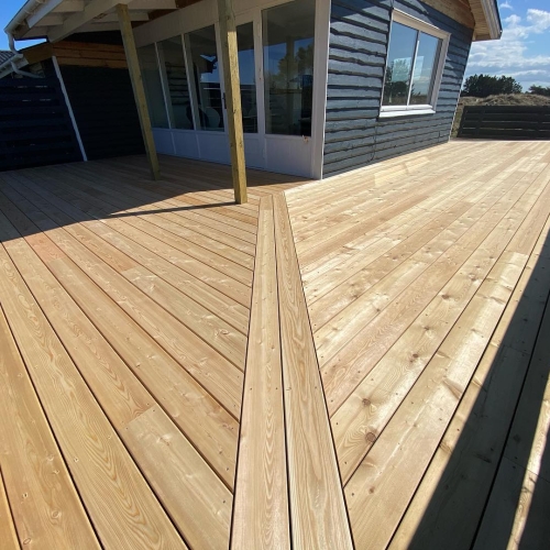 Lægning af træterrasse ved sommerhus i Nordjylland