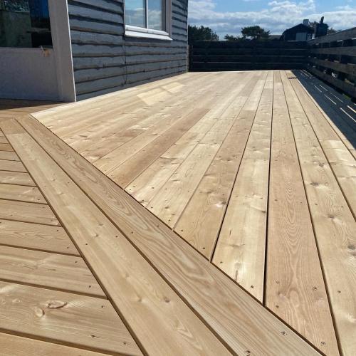 Ny træterrasse til sommerhus udført af tømrer i Nordjylland