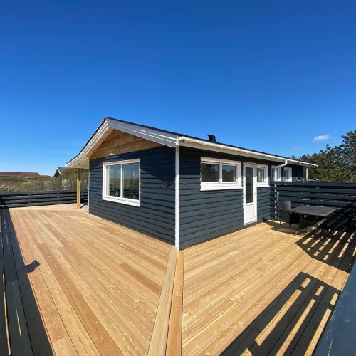 Opbygning af træterrasse med hegn ved sommerhus i Nordjylland