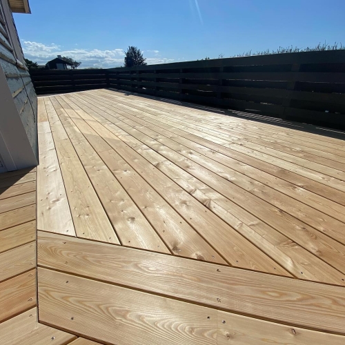 Lægning af lys træterrasse udført af tømrer i Nordjylland
