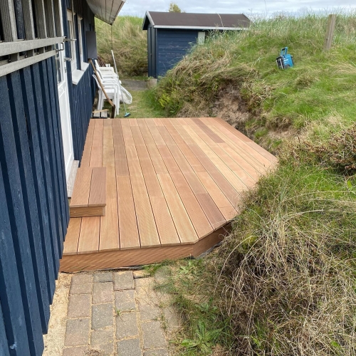 Opbygning af træterrasse til sommerhus i Nordjylland