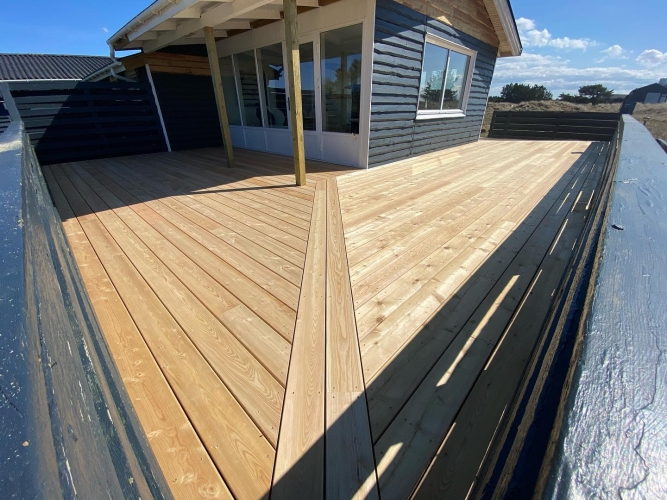 Ny træterrasse opbygning til sommerhus i Nordjylland