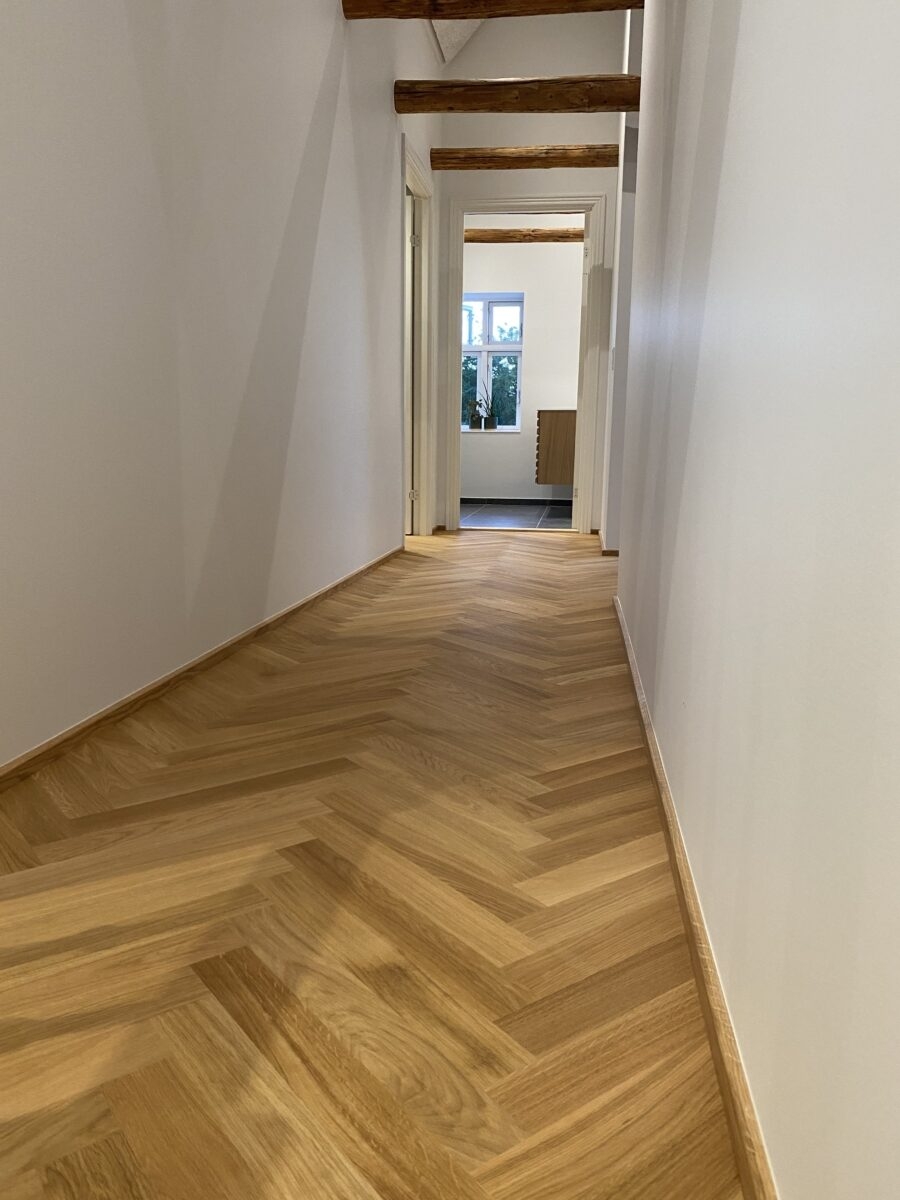 Renovering med nyt sildebensgulv udført af tømrer i Nordjylland